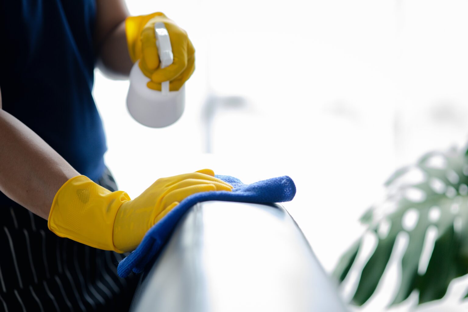 Professional Cleaner,Cleaning,The,Room,,Cleaning,Staff,Is,Using,Cloth,And
